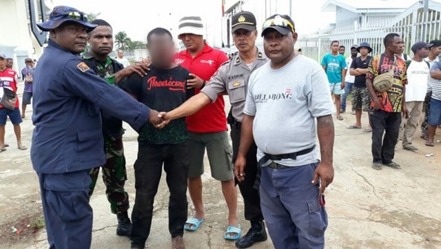 PY, 30 tahun diserahkan kepada kepolisian Papua Nugini, karena merupakan buronan polisi setempat. (Foto: Polresta Jayapura)