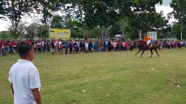 Ratusan Warga memadati arena perlombaan Pacuan Kuda di Lapangan Yosonegoro, Kecamatan Limboto Barat, Kabupaten Gorontalo, Jumat (14/6) Foto : Burdu/banthayoid