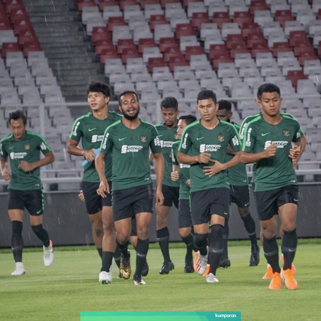 Sejumlah pemain Timnas Indonesia mengikuti sesi latihan di Stadion Gelora Bung Karno (GBK), Senayan, Jakarta, Jumat (14/6). Foto: Jamal Ramadhan/kumparan