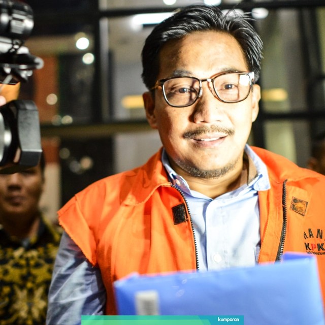 Tersangka kasus dugaan suap distribusi pupuk Bowo Sidik Pangarso berjalan keluar meninggalkan gedung KPK seusai menjalani pemeriksaan di gedung KPK Jakarta, Jumat (14/6) malam. Foto: ANTARA FOTO/Nova Wahyudi