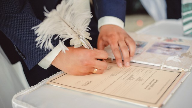 Ilustrasi pengantin pria menanda tangani dokumen pernikahan. Foto: Shutter Stock