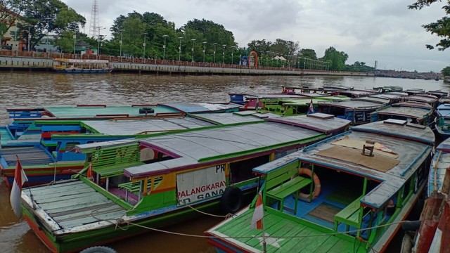 Puluhan perahu klotok wisata di Dermaga Siring Menara Pandang, Kota Banjarmasin. Foto: dok Zahidi/banjarhits.id