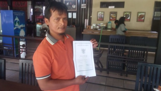 Direktur Pemasaran PT. Graha Pondasi Utama, Suratno, menunjukkan fotocopy sertifikat tanah resmi milih Suminah yang dijual ke pihaknya. (Agung Santoso)