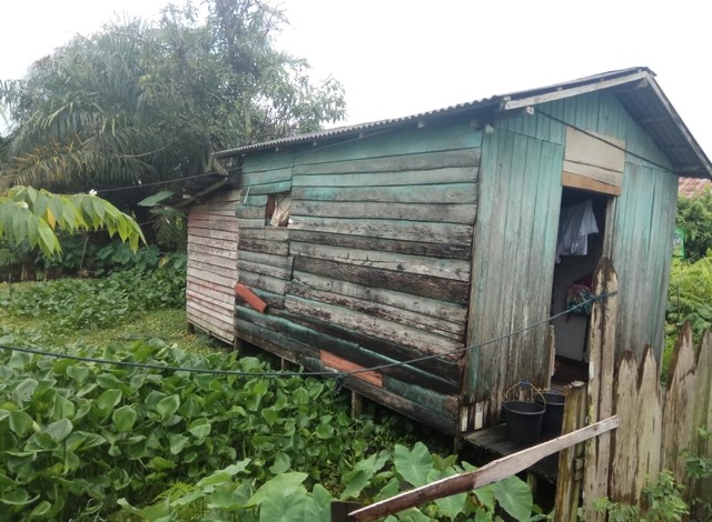 Kondisi rumah Nenek Hafsah yang berada di atas rawa di Kelurahan Baru, Kotawaringin Barat. (Foto: Fiyya)