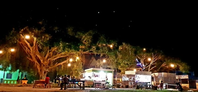 Suasana malam di Lapangan Termili, Kelurahan Raja, Pangkalan Bun. (Foto: Rangga Lesmana)