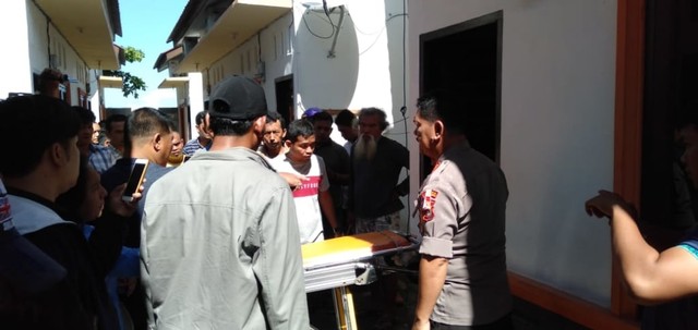 Polisi dan warga evakuasi jenazah pegawai bank di Tapanuli Tengah.