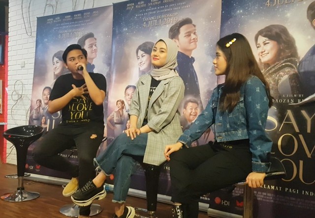 (dari kiri ke kanan) Aldy Eks CJR, Dinda Hauw, dan Ashira Zamita, saat hadiri meet and greet dan nonton bareng Say I Love You di Jogja City Mall, Jumat (15/6/2019). Foto: adn.