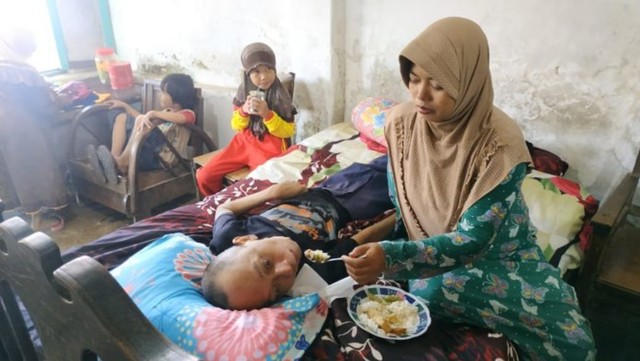 Pengantin Baru - Dasuki sedang disuapi oleh Istrinya Ina Ningsih, Jumat (14/6/2019)