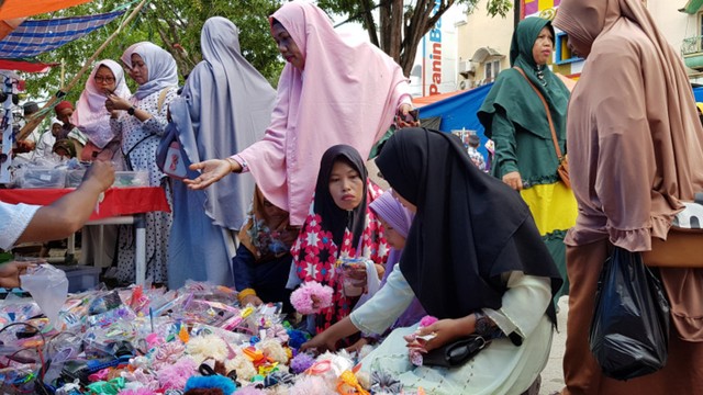 Foto: Berburu Pernak-pernik di Acara Haul Guru Tua