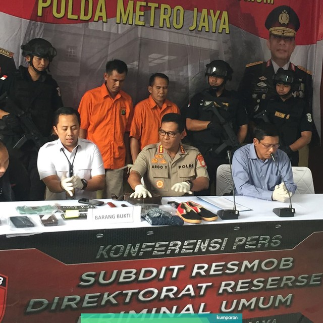 AKBP Ade Ary (dua dari kiri), Kombes Argo Yuwono (tengah) dan Kompol Malvino (dua dari kiri) di RS Polri Kramat Jati, Jakarta Timur, Sabtu (15/6). Foto: fachrul irwinsyah/kumparan