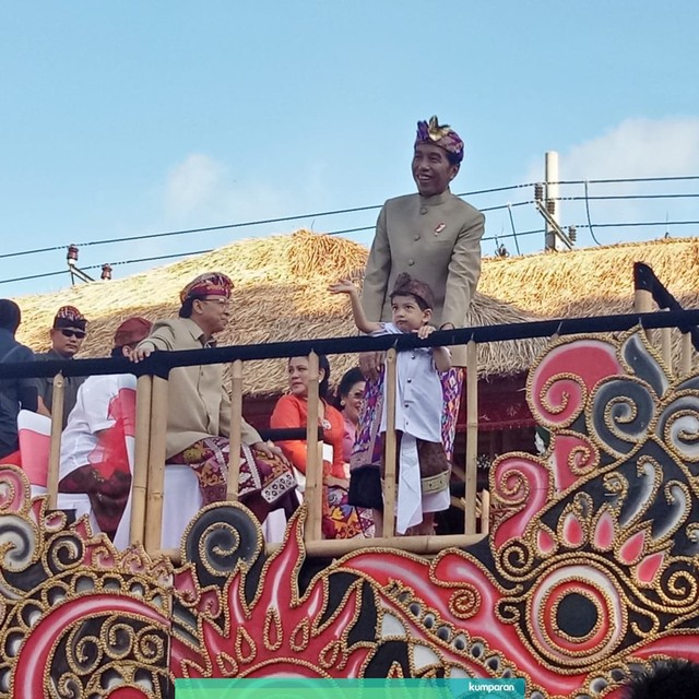 Presiden Joko Widodo bersama cucunya Jan Ethes menyapa warga di Lapangan Niti Mandala, Renon, Denpasar, Bali, Sabtu (15/6). Foto: Denita BR Matondang