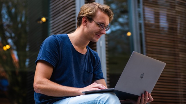 Ilustrasi remaja memakai laptop Apple MacBook Pro. Foto: Buro Millennial via Pexels