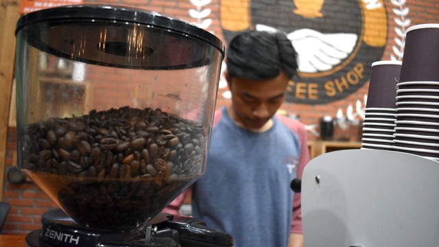 Meracik kopi. Foto: Adi Warsidi/acehkini