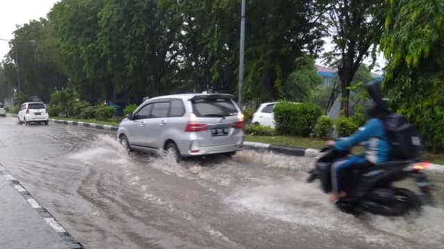 Ruas jalan di Moh. Yamin terendam banjir pada Sabtu (15/6). Foto: Palu Poso