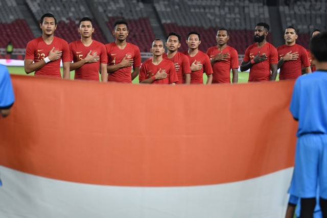 Pemain timnas Indonesia menyanyikan lagu kebangsaan Indonesia Raya saat pertandingan persahabatan melawan timnas Vanuatu di Stadion Gelora Bung Karno, Jakarta, Sabtu (15/6). Foto: ANTARA FOTO/M Risyal Hidayat