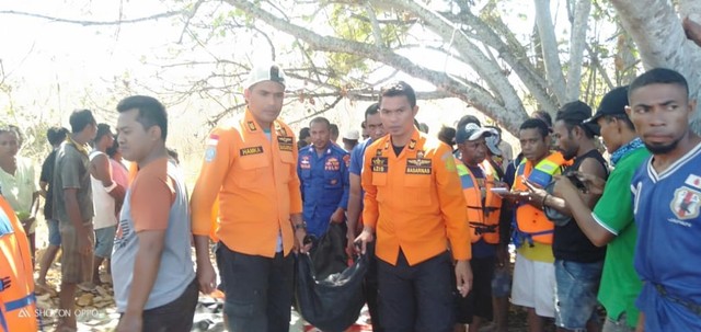 Tim SAR sedang melakukan proses evakuasi korban kapal tenggelam KM Nusa Kenari 02 di perairan Tanjung Margeta, Kabupaten Alor, pada Sabtu pagi (15/6). 