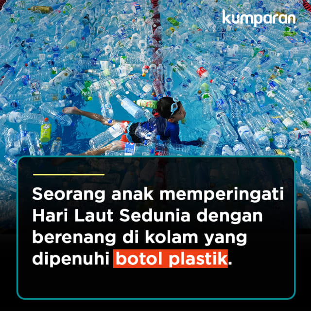 Seorang anak berenang di kolam yang diisi dengan botol plastik untuk memperingati Hari Lautan Sedunia di Bangkok. Foto: AFP/Romeo Gacad