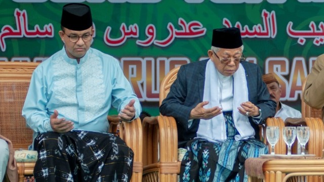 KH Ma'ruf Amin (kanan) dan Gubernur DKI Jakarta Anies Baswedan (kiri) menghadiri peringatan hari wafat (Haul) ke-51 tahun Guru Tua atau Sayyid Idrus bin Salim Aljufri di Palu, Sulawesi Tengah, Sabtu (15/6). Foto: ANTARA FOTO/Basri Marzuki