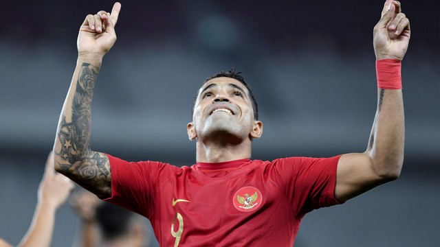 Selebrasi pemain timnas Indonesia Alberto Goncalves usai mencetak gol ke gawang Vanuatu dalam pertandingan persahabatan di Stadion Utama Gelora Bung Karno, Senayan, Jakarta, Sabtu (15/6). Foto: ANTARA FOTO/Hafidz Mubarak A