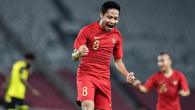 Selebrasi pemain timnas Indonesia Evan Dimas usai mencetak gol ke gawang Vanuatu dalam pertandingan persahabatan di Stadion Utama Gelora Bung Karno, Senayan, Jakarta, Sabtu (15/6). Foto: ANTARA FOTO/Hafidz Mubarak A