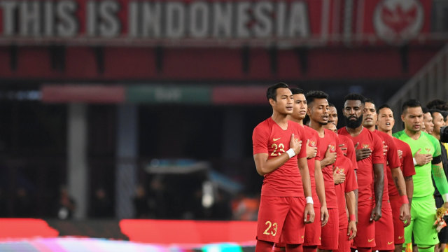 Pemain timnas Indonesia menyanyikan lagu kebangsaan Indonesia Raya saat pertandingan persahabatan melawan timnas Vanuatu di Stadion Gelora Bung Karno, Jakarta, Sabtu (15/6). Foto: ANTARA FOTO/Hafidz Mubarak A