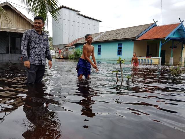 Banjir luapan sungai Jayau menggenangi pemukiman RT.02 Desa Sungai Kapitan, Kecamatan Kumai, Kamis (13/6). (Foto: Joko Hardyono)