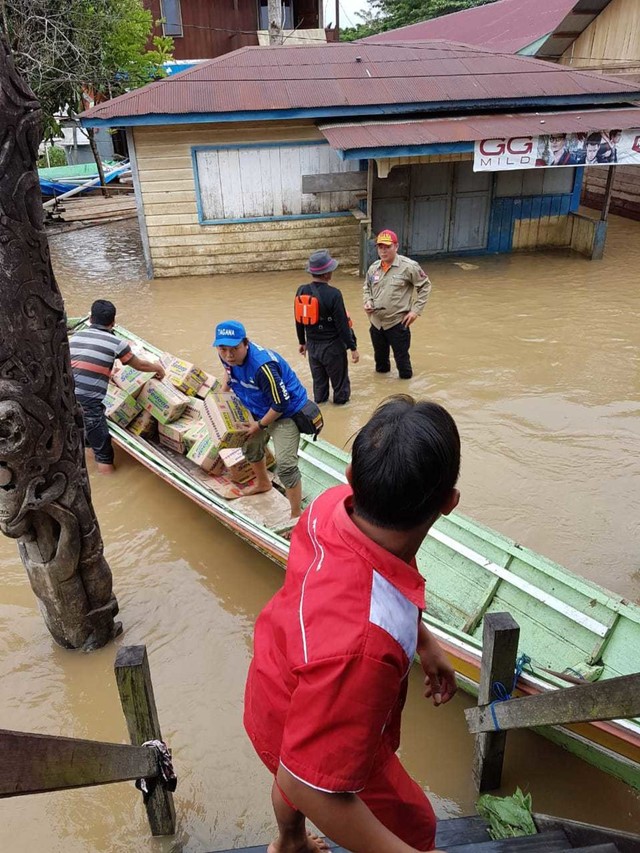 com-Penyalur Pertamina memberikan bantuan sembako kepada korban banjir Foto: Dok. Pertamina