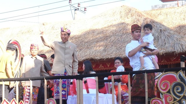 Jokowi bersama Gibran dan Jan Ethes menyapa warga yang hadir di Pembukaan Pesta Kesenian Bali, Sabtu (15/6) - kanalbali/GAN)