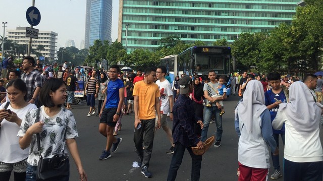 Suasana Car Free Day di Bundaran HI yang terlihat ramai pasca libur lebaran, Minggu (16/6). Foto: Ferry Fadhlurrahman/kumparan