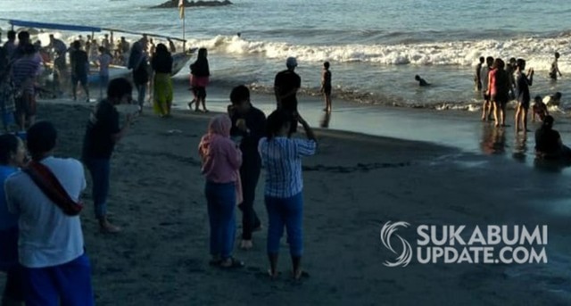 Suasana Pantai Karang Haji di Desa Pasir Baru, Kecamatan Cisolok yang masih ramai didatangi wisawatan di H+10 libur lebaran 1440 H, Sabtu (15/6/2019). | Sumber Foto:Nandi