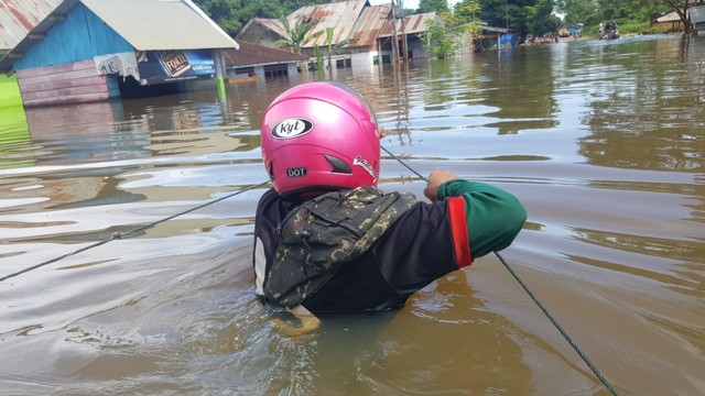 Banjir yang hingga kini masih merendam rumah warga di Kabupaten Konawe, Sulawesi Tenggara, Minggu (16/6). Foto: Lukman Budianto/kendarinesia.