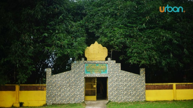 Gerbang masuk ke Makam Ratu Bagus Kuning yang berbentuk mahkota yang dipercaya warga sekitar merupakan hiasan mahkota yang dikenakan ratu, Minggu (16/6) Foto: abp/Urban Id