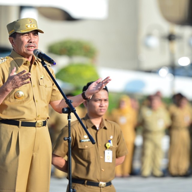 GUBERNUR Riau, Syamsuar, saat menjadi Inspektur Upacara (Irup) Aparatur Sipil Negara (ASN) di hari pertama masuk kerja usai Curi Bersama, Senin, 10 Juni 2019. 