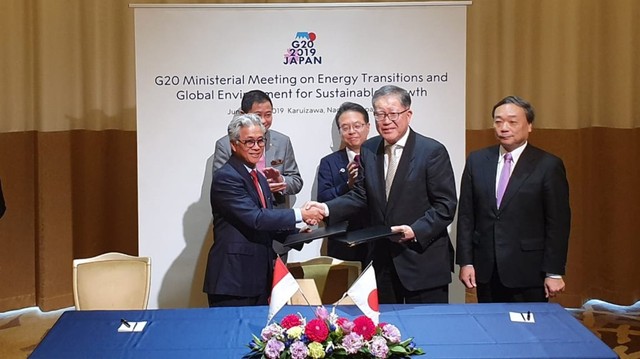 Kepala SKK Migas Dwi Soetjipto dan Presiden Direktur Inpex Indonesia Shunichiro Sugaya saat menandatangani Head of Agreement (HOA) Pengembangan Lapangan Abadi Blok Masela, Minggu (16/6). Foto: dok.SKK Migas.