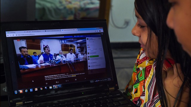 Politikus Pakistan, Shaukat Yousafzai tak sengaja pakai filter kumis dan telinga kucing saat live di media sosial. Foto: AFP/Farooq Naeem