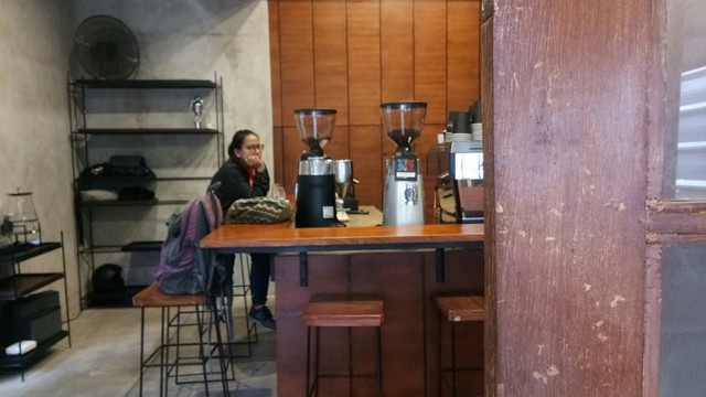 Daily Routine Espresso Bar, Jalan Gandapura, Bandung. (Mega Dwi Anggraeni) 