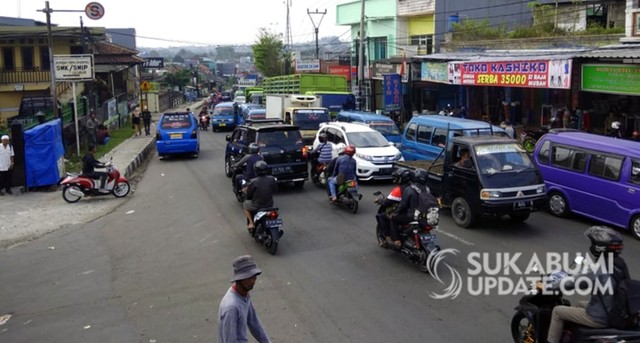 Arus lalu lintas di Simpang Cimalati menuju Pasar Cicurug, Kabupaten Sukabumi, Minggu (16/6/2019) terpantau padat. | Sumber Foto:Rawin Soedaryanto