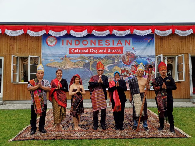 Dubes RI untuk Denmark, M. Ibnu Said (tengah), berfoto bersama masyarakat Sumatera Utara di Kopenhagen (Dok. KBRI Kopenhagen)