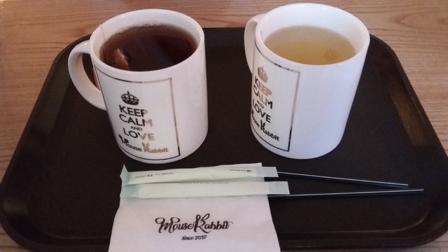 Minuman teh di Mouses Rabbit, cafenya Yesung. Foto: Khiththati/acehkini