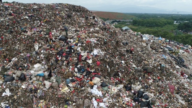 Tumpukan sampah di Indonesia. Foto: Santirta Martendano/AFP