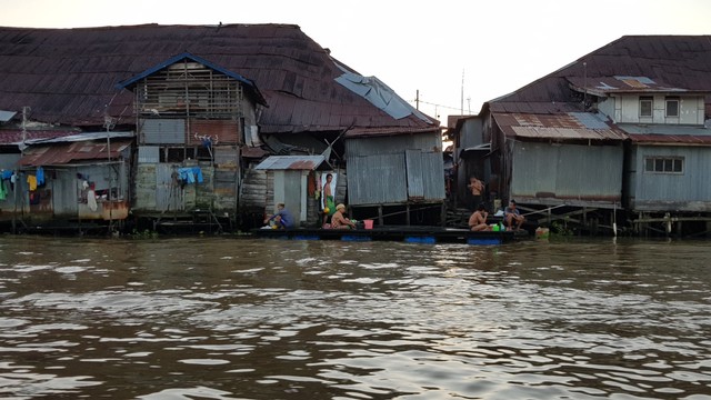 Warga sibuk mandi, cuci, dan buang hajat di tepi Sungai Martapura pada Minggu sore, 16 Juni 2019. Foto: Diananta/banjarhits.id