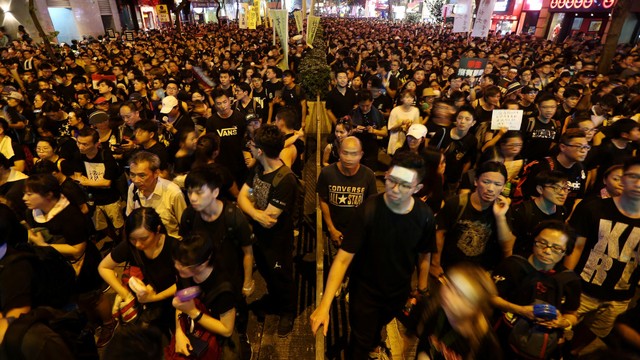 Massa demonstran yang menuntut mundurnya Carrie Lam di Hong Kong, China, Minggu (16/6). Foto: REUTERS/Athit Perawongmetha