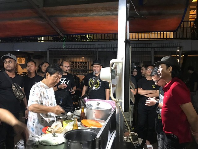 Padi Reborn dan crewnya saat memesan makanan di Rumah Makan Ayong 999 Pontianak. Foto: Teri
