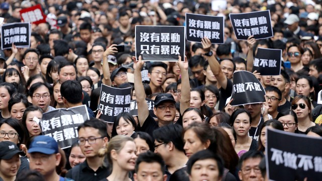Massa demonstran yang menuntut pemimpinnya mundur di Hong Kong, China, Minggu (16/6). Foto: REUTERS/Athit Perawongmetha