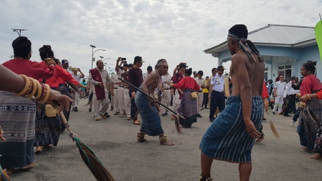 Tarian Soka Papak yang dibawakan untuk menyambut tamu kehormatan. Tampak para penari dari Sanggar Doka Tawa Tana, Desa Uma Uta, Kecamatan Bola, Kabupaten Sikka sedang menarikan tarian ini. Foto oleh : Mario WP Sina, florespedia/kumparan.com