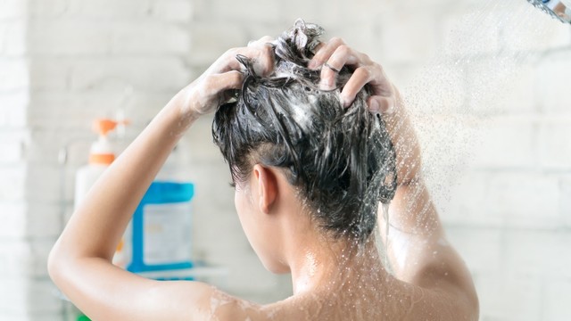 4 Masalah Rambut yang Terjadi Kalau Kamu Malas Keramas setelah Olahraga. Foto: shutterstock