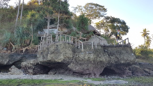 Tanjung Watu Krus, kafe yang dibangun di atas sebuah gua karang di Desa Ipir, Kecamatan Bola, Kabupaten Sikka. Foto oleh: Mario WP Sina, florespedia/kumparan.com