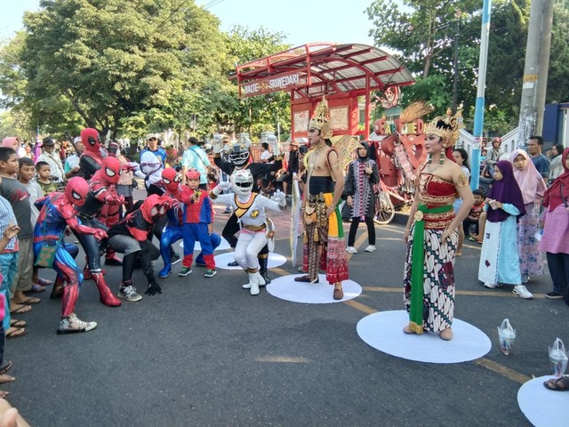 Sejumlah tokoh superhero lokal dan internasional berkumpul di Solo Car Free Day (CFD), Minggu (16/6/2019). (Tara Wahyu N.V.)
