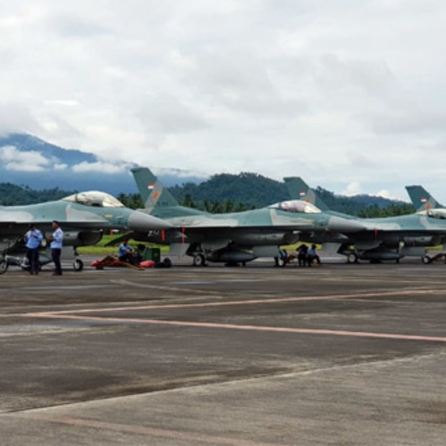 Pesawat tempur F16 milik TNI yang akan mengikuti latihan bersama dengan Pesawat tempur Amerika Serikat di langit Kota Manado (foto: isa anshar jusuf)