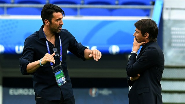 Buffon dan Conte di Piala Eropa 2016. Foto: VINCENZO PINTO / AFP
